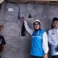 General Manager PLN UIW NTB Sri Heny Purwanti didampingi Wakil Bupati Lombok Tengah menyalakan meter listrik rumah warga pada program Light Up The Dream.(Dok. PLN)