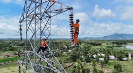Petugas PLN melakukan pemeliharaan jaringan transmisi pada tower Saluran Udara Tegangan Tinggi (SUTT) guna memastikan keandalan pasokan listrik bagi masyarakat selama Ramadan.(Dok. PLN)