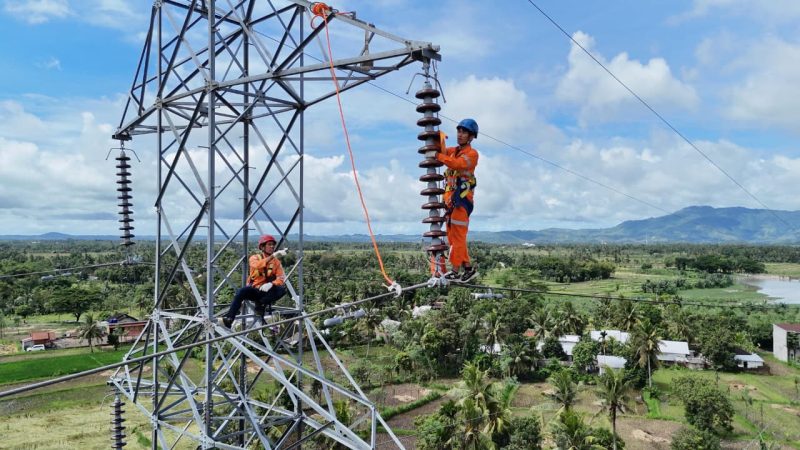Petugas PLN melakukan pemeliharaan jaringan transmisi pada tower Saluran Udara Tegangan Tinggi (SUTT) guna memastikan keandalan pasokan listrik bagi masyarakat selama Ramadan.(Dok. PLN)