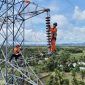 Petugas PLN melakukan pemeliharaan jaringan transmisi pada tower Saluran Udara Tegangan Tinggi (SUTT) guna memastikan keandalan pasokan listrik bagi masyarakat selama Ramadan.(Dok. PLN)