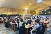 Masyarakat menikmati suasana berbuka puasa bersama di area Kampoeng Kuliner Ramadan Teras Udayana yang dipadati pengunjung setiap sore.(Dok. PLN)