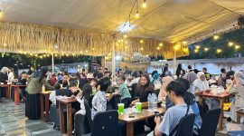 Masyarakat menikmati suasana berbuka puasa bersama di area Kampoeng Kuliner Ramadan Teras Udayana yang dipadati pengunjung setiap sore.(Dok. PLN)