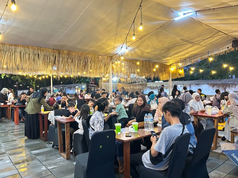 Masyarakat menikmati suasana berbuka puasa bersama di area Kampoeng Kuliner Ramadan Teras Udayana yang dipadati pengunjung setiap sore.(Dok. PLN)