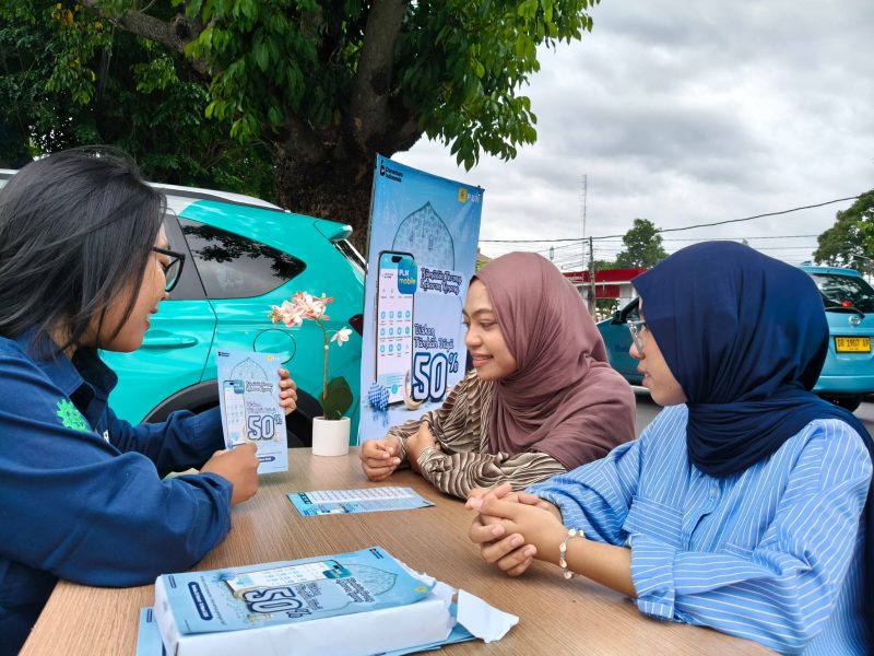 PLN UIW NTB menggelar aksi berbagi takjil sekaligus sosialisasi layanan kelistrikan kepada masyarakat selama bulan Ramadan.(Dok. PLN)