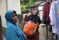 Warga menerima bantuan sembako dari program berbagi Ramadan YBM PLN yang menyasar masyarakat duafa di wilayah NTB.(Dok. PLN)