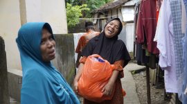 Warga menerima bantuan sembako dari program berbagi Ramadan YBM PLN yang menyasar masyarakat duafa di wilayah NTB.(Dok. PLN)