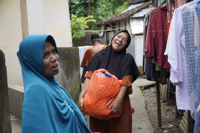 Warga menerima bantuan sembako dari program berbagi Ramadan YBM PLN yang menyasar masyarakat duafa di wilayah NTB.(Dok. PLN)