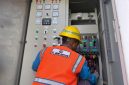 Petugas PLN melakukan pengecekan peralatan kelistrikan guna memastikan pasokan listrik tetap stabil selama kegiatan Harlah ke-73 Nahdlatul Wathan di Lombok Timur.(Dok. PLN)