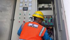 Petugas PLN melakukan pengecekan peralatan kelistrikan guna memastikan pasokan listrik tetap stabil selama kegiatan Harlah ke-73 Nahdlatul Wathan di Lombok Timur.(Dok. PLN)