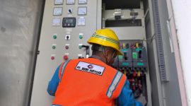 Petugas PLN melakukan pengecekan peralatan kelistrikan guna memastikan pasokan listrik tetap stabil selama kegiatan Harlah ke-73 Nahdlatul Wathan di Lombok Timur.(Dok. PLN)