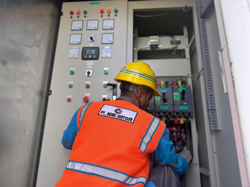Petugas PLN melakukan pengecekan peralatan kelistrikan guna memastikan pasokan listrik tetap stabil selama kegiatan Harlah ke-73 Nahdlatul Wathan di Lombok Timur.(Dok. PLN)