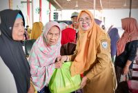 Wakil Bupati Sumbawa Barat menyerahkan paket parcel Ramadan kepada seorang lansia saat kegiatan berbagi di Central HWM Center, Senin (9/3/2026), sebagai bentuk kepedulian pemerintah daerah terhadap masyarakat yang membutuhkan.(Foto istimewa)