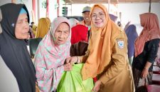 Wakil Bupati Sumbawa Barat menyerahkan paket parcel Ramadan kepada seorang lansia saat kegiatan berbagi di Central HWM Center, Senin (9/3/2026), sebagai bentuk kepedulian pemerintah daerah terhadap masyarakat yang membutuhkan.(Foto istimewa)
