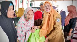 Wakil Bupati Sumbawa Barat menyerahkan paket parcel Ramadan kepada seorang lansia saat kegiatan berbagi di Central HWM Center, Senin (9/3/2026), sebagai bentuk kepedulian pemerintah daerah terhadap masyarakat yang membutuhkan.(Foto istimewa)