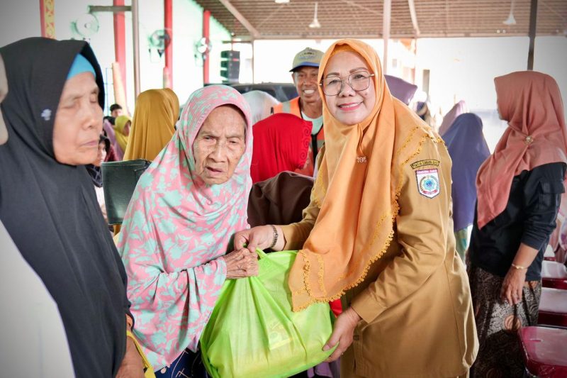 Wakil Bupati Sumbawa Barat menyerahkan paket parcel Ramadan kepada seorang lansia saat kegiatan berbagi di Central HWM Center, Senin (9/3/2026), sebagai bentuk kepedulian pemerintah daerah terhadap masyarakat yang membutuhkan.(Foto istimewa)
