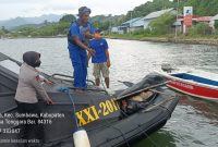 Petugas Sat Polairud Polres Sumbawa bersama warga mengevakuasi mayat pria tanpa identitas yang ditemukan mengapung di perairan Tanjung Menangis, Kabupaten Sumbawa, Selasa (10/3/2026). Jenazah kemudian dibawa ke RSUD Sumbawa untuk pemeriksaan lebih lanjut.(Foto istimewa)