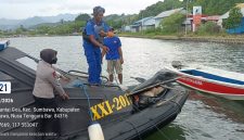 Petugas Sat Polairud Polres Sumbawa bersama warga mengevakuasi mayat pria tanpa identitas yang ditemukan mengapung di perairan Tanjung Menangis, Kabupaten Sumbawa, Selasa (10/3/2026). Jenazah kemudian dibawa ke RSUD Sumbawa untuk pemeriksaan lebih lanjut.(Foto istimewa)