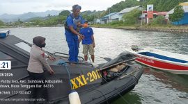 Petugas Sat Polairud Polres Sumbawa bersama warga mengevakuasi mayat pria tanpa identitas yang ditemukan mengapung di perairan Tanjung Menangis, Kabupaten Sumbawa, Selasa (10/3/2026). Jenazah kemudian dibawa ke RSUD Sumbawa untuk pemeriksaan lebih lanjut.(Foto istimewa)