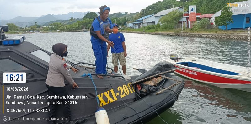 Petugas Sat Polairud Polres Sumbawa bersama warga mengevakuasi mayat pria tanpa identitas yang ditemukan mengapung di perairan Tanjung Menangis, Kabupaten Sumbawa, Selasa (10/3/2026). Jenazah kemudian dibawa ke RSUD Sumbawa untuk pemeriksaan lebih lanjut.(Foto istimewa)