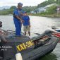 Petugas Sat Polairud Polres Sumbawa bersama warga mengevakuasi mayat pria tanpa identitas yang ditemukan mengapung di perairan Tanjung Menangis, Kabupaten Sumbawa, Selasa (10/3/2026). Jenazah kemudian dibawa ke RSUD Sumbawa untuk pemeriksaan lebih lanjut.(Foto istimewa)