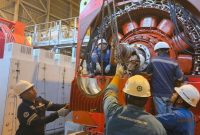 Aktivitas teknisi PLN saat melakukan pemeliharaan unit pembangkit di PLTMG Bima Unit 2 untuk memastikan keandalan pasokan listrik bagi masyarakat Bima dan sekitarnya selama bulan Ramadan.(Dok. PLN)