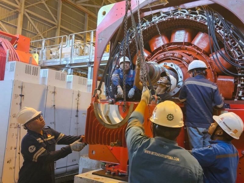 Aktivitas teknisi PLN saat melakukan pemeliharaan unit pembangkit di PLTMG Bima Unit 2 untuk memastikan keandalan pasokan listrik bagi masyarakat Bima dan sekitarnya selama bulan Ramadan.(Dok. PLN)