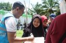 Petugas PLN menyerahkan paket sembako murah kepada masyarakat dalam program Terang Berkah Ramadan 1447 H di Kabupaten Sumbawa sebagai bentuk kepedulian sosial PLN kepada warga prasejahtera.(Dok. PLN)