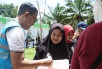 Petugas PLN menyerahkan paket sembako murah kepada masyarakat dalam program Terang Berkah Ramadan 1447 H di Kabupaten Sumbawa sebagai bentuk kepedulian sosial PLN kepada warga prasejahtera.(Dok. PLN)