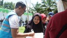 Petugas PLN menyerahkan paket sembako murah kepada masyarakat dalam program Terang Berkah Ramadan 1447 H di Kabupaten Sumbawa sebagai bentuk kepedulian sosial PLN kepada warga prasejahtera.(Dok. PLN)