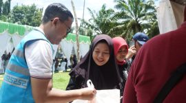 Petugas PLN menyerahkan paket sembako murah kepada masyarakat dalam program Terang Berkah Ramadan 1447 H di Kabupaten Sumbawa sebagai bentuk kepedulian sosial PLN kepada warga prasejahtera.(Dok. PLN)