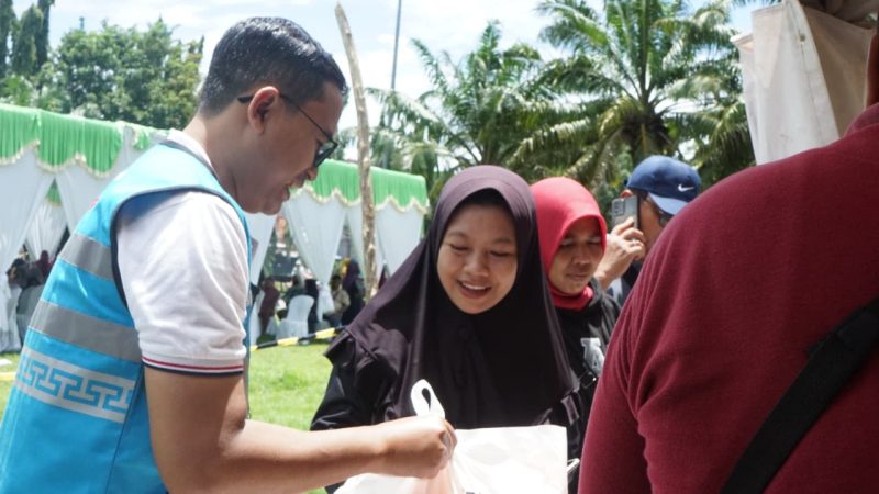 Petugas PLN menyerahkan paket sembako murah kepada masyarakat dalam program Terang Berkah Ramadan 1447 H di Kabupaten Sumbawa sebagai bentuk kepedulian sosial PLN kepada warga prasejahtera.(Dok. PLN)