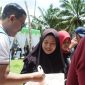 Petugas PLN menyerahkan paket sembako murah kepada masyarakat dalam program Terang Berkah Ramadan 1447 H di Kabupaten Sumbawa sebagai bentuk kepedulian sosial PLN kepada warga prasejahtera.(Dok. PLN)
