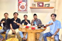 Perwakilan Koalisi Rakyat NTB menggelar konferensi pers di Maktal Caffe, Kota Mataram, Jumat (13/3/2026).(Foto istimewa)