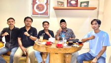 Perwakilan Koalisi Rakyat NTB menggelar konferensi pers di Maktal Caffe, Kota Mataram, Jumat (13/3/2026).(Foto istimewa)