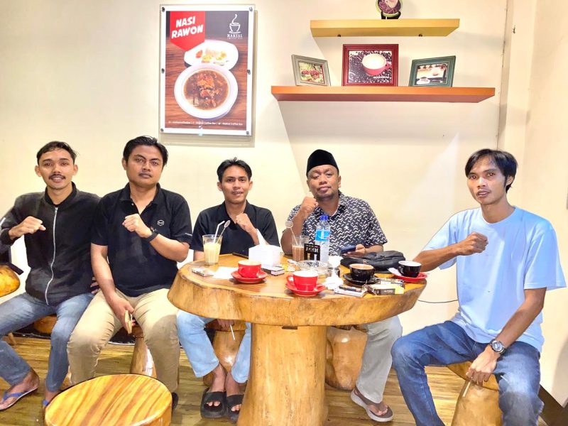 Perwakilan Koalisi Rakyat NTB menggelar konferensi pers di Maktal Caffe, Kota Mataram, Jumat (13/3/2026).(Foto istimewa)