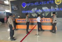 Petugas Polda NTB melakukan pengecekan keamanan di Terminal Tipe A Mandalika, Mataram, sebagai bagian dari pengamanan Operasi Ketupat Rinjani 2026 menjelang arus mudik Lebaran.(Foto istimewa)