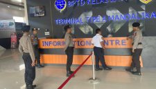 Petugas Polda NTB melakukan pengecekan keamanan di Terminal Tipe A Mandalika, Mataram, sebagai bagian dari pengamanan Operasi Ketupat Rinjani 2026 menjelang arus mudik Lebaran.(Foto istimewa)