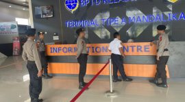 Petugas Polda NTB melakukan pengecekan keamanan di Terminal Tipe A Mandalika, Mataram, sebagai bagian dari pengamanan Operasi Ketupat Rinjani 2026 menjelang arus mudik Lebaran.(Foto istimewa)