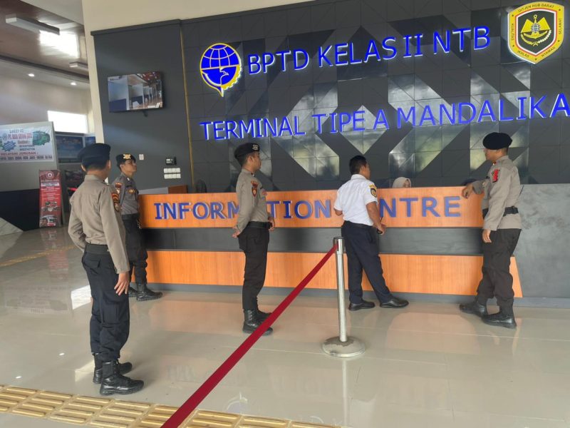 Petugas Polda NTB melakukan pengecekan keamanan di Terminal Tipe A Mandalika, Mataram, sebagai bagian dari pengamanan Operasi Ketupat Rinjani 2026 menjelang arus mudik Lebaran.(Foto istimewa)