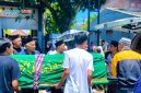 Kerabat dan warga mengantar jenazah seorang siswa SMA dari rumah duka di Perumahan Pemda Dasan Geres, Gerung, Lombok Barat, Minggu (15/3/2026). Peristiwa ini meninggalkan duka mendalam bagi keluarga dan lingkungan sekitar.(Foto istimewa)