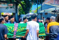 Kerabat dan warga mengantar jenazah seorang siswa SMA dari rumah duka di Perumahan Pemda Dasan Geres, Gerung, Lombok Barat, Minggu (15/3/2026). Peristiwa ini meninggalkan duka mendalam bagi keluarga dan lingkungan sekitar.(Foto istimewa)