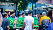Kerabat dan warga mengantar jenazah seorang siswa SMA dari rumah duka di Perumahan Pemda Dasan Geres, Gerung, Lombok Barat, Minggu (15/3/2026). Peristiwa ini meninggalkan duka mendalam bagi keluarga dan lingkungan sekitar.(Foto istimewa)