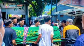 Kerabat dan warga mengantar jenazah seorang siswa SMA dari rumah duka di Perumahan Pemda Dasan Geres, Gerung, Lombok Barat, Minggu (15/3/2026). Peristiwa ini meninggalkan duka mendalam bagi keluarga dan lingkungan sekitar.(Foto istimewa)