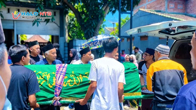 Kerabat dan warga mengantar jenazah seorang siswa SMA dari rumah duka di Perumahan Pemda Dasan Geres, Gerung, Lombok Barat, Minggu (15/3/2026). Peristiwa ini meninggalkan duka mendalam bagi keluarga dan lingkungan sekitar.(Foto istimewa)