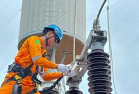 Petugas PLN UPT Mataram melakukan pemeriksaan instalasi transmisi dan peralatan gardu induk untuk memastikan seluruh sistem kelistrikan di NTB tetap andal dan aman selama Ramadan.(Dok. PLN)
