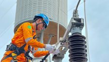 Petugas PLN UPT Mataram melakukan pemeriksaan instalasi transmisi dan peralatan gardu induk untuk memastikan seluruh sistem kelistrikan di NTB tetap andal dan aman selama Ramadan.(Dok. PLN)