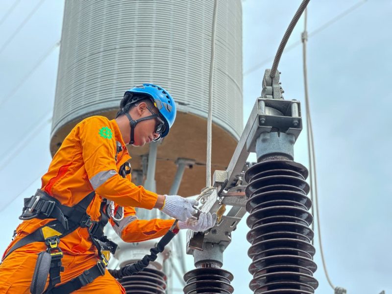 Petugas PLN UPT Mataram melakukan pemeriksaan instalasi transmisi dan peralatan gardu induk untuk memastikan seluruh sistem kelistrikan di NTB tetap andal dan aman selama Ramadan.(Dok. PLN)
