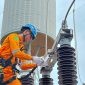 Petugas PLN UPT Mataram melakukan pemeriksaan instalasi transmisi dan peralatan gardu induk untuk memastikan seluruh sistem kelistrikan di NTB tetap andal dan aman selama Ramadan.(Dok. PLN)
