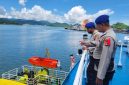 Personel Ditpolairud Polda NTB melakukan pengecekan kondisi kapal dan alat keselamatan di Pelabuhan Lembar.(Foto istimewa)