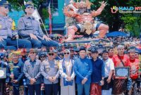 Kapolda NTB Irjen Pol Edy Murbowo bersama jajaran dan pejabat daerah berfoto bersama para pemenang lomba usai Parade Ogoh-ogoh dalam rangka menyambut Hari Raya Nyepi di Cakranegara, Kota Mataram.(Foto istimewa)